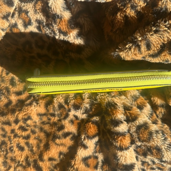 Micheal kors Lime green zippy. - Picture 5 of 8